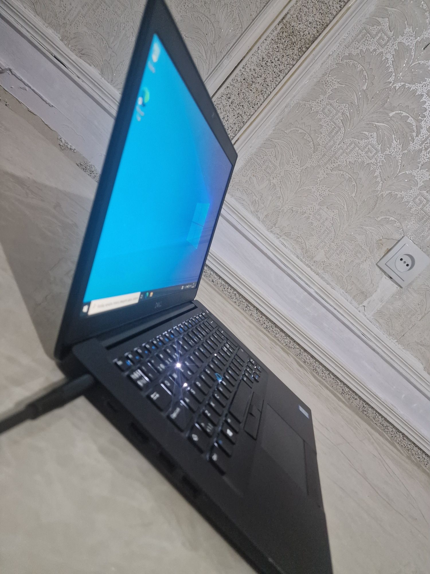Dell Latitude 7490 Core i5-8250u Operativka 16gb ddr4 Hotira 256gb m2s