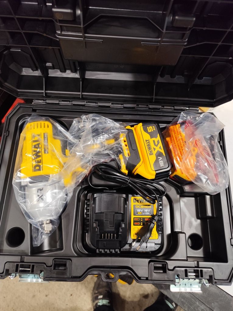 Безчетков акумулаторен гайковерт Девалт Dewalt  DCF900P2T 2 × 5Ah