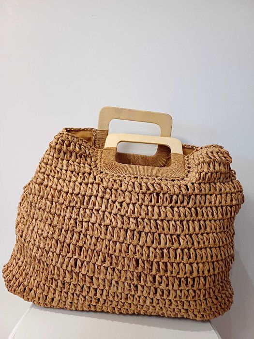 Обемна плетена чанта с дървени дръжки