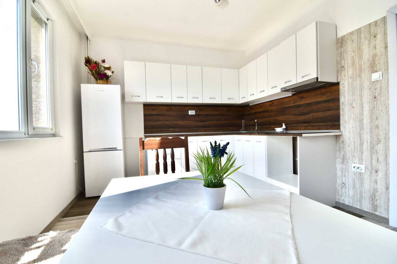Дава се под наем Тристаен апартамент в Пловдив, Кършияка - 100 кв.м за 561 € - Снимка #9