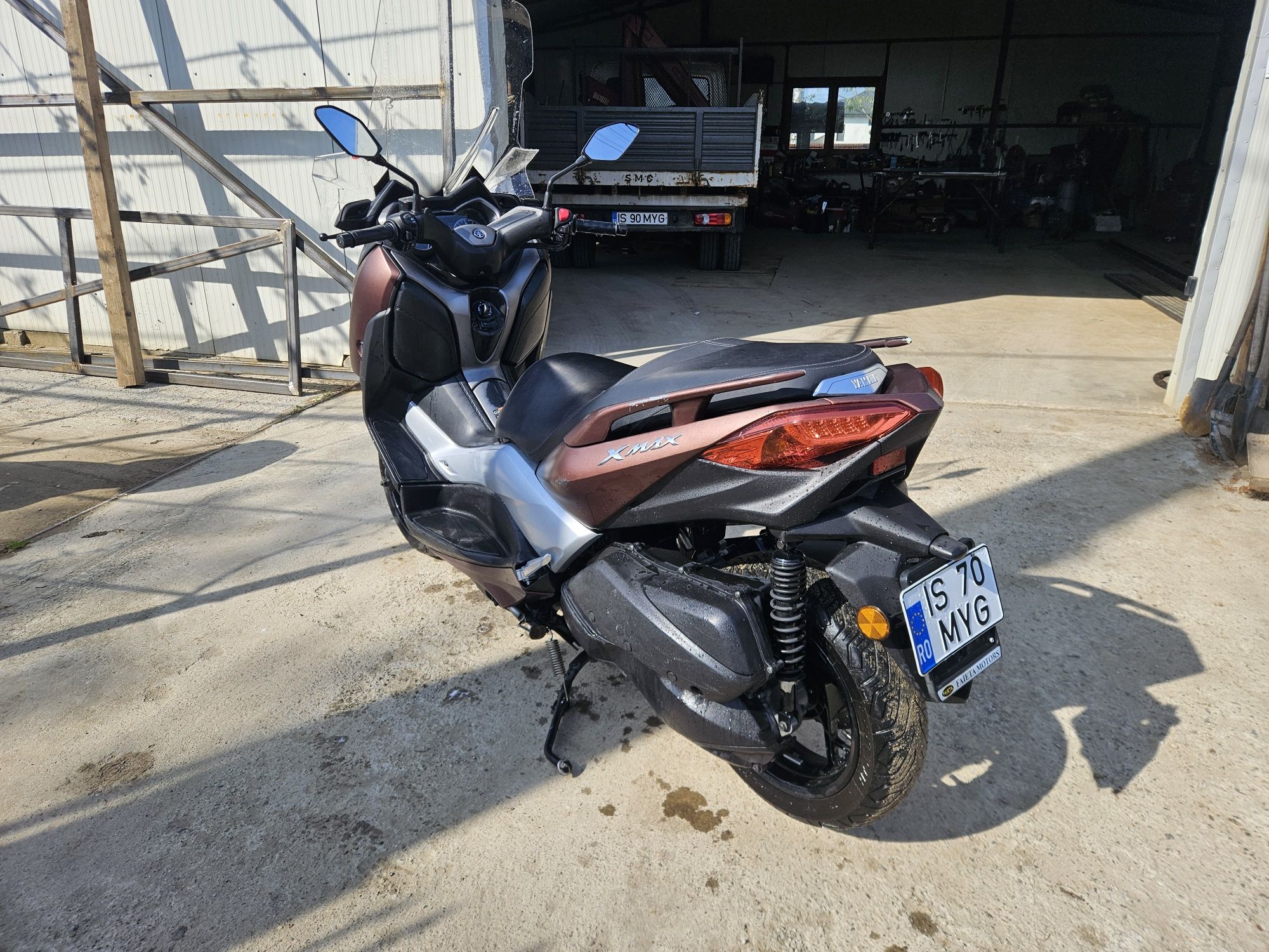 Vând yamaha xmax 300 2017