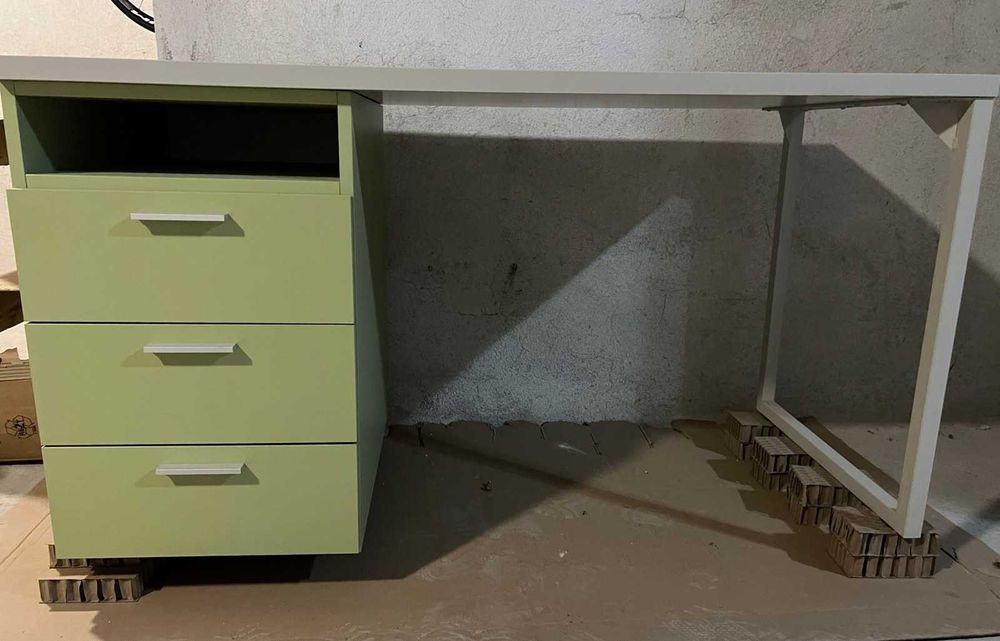 Детско бюро Molteni и 2 бр. детски етажерки