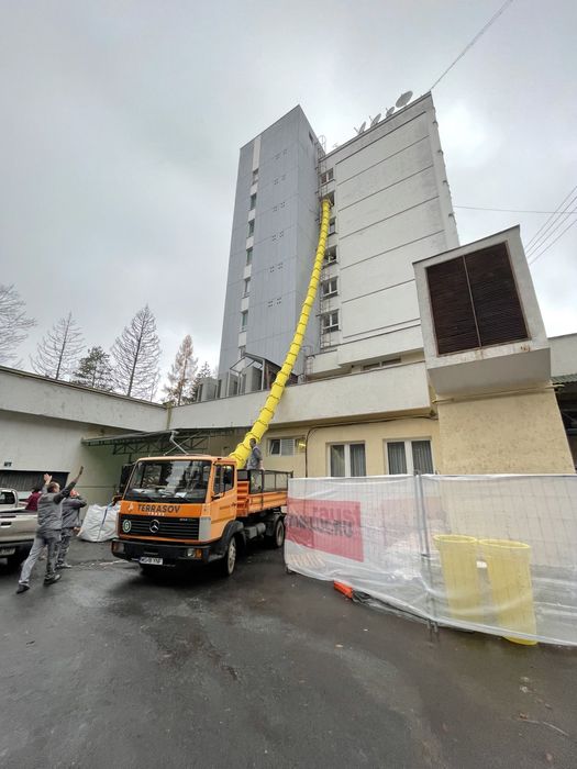 Utilaje de inchiriat Sovat Excavatii Curatire Demolari Piconare Macara