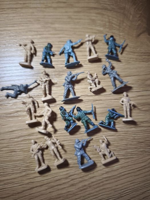 20 броя пластмасови войника