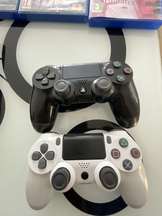 Vand PS4 slim cu doua manete , 13 jocuri , cablu HDMI