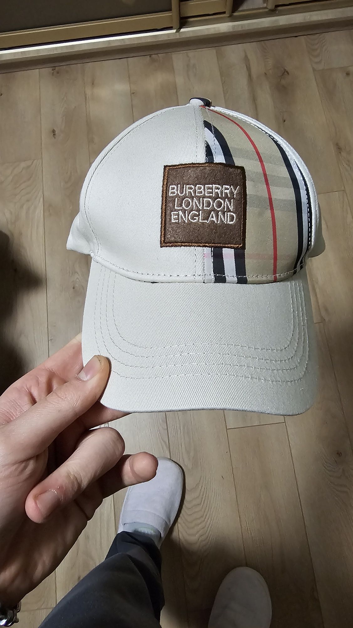 Sapca și palton Burberry