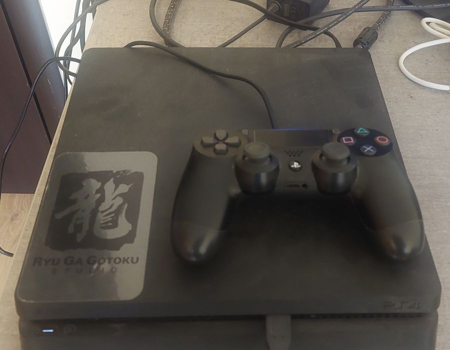 PlayStation 4 Slim 1TB запазен с две игри