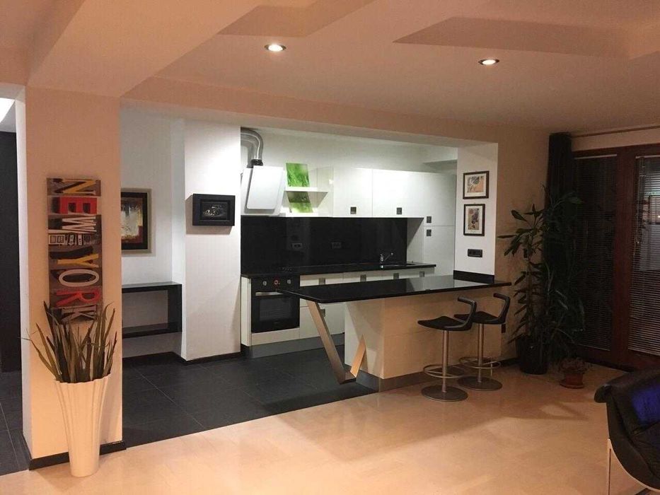 Дава се под наем Двустаен апартамент в Бургас, Център - 66 кв.м за 229.5 € - Снимка #2