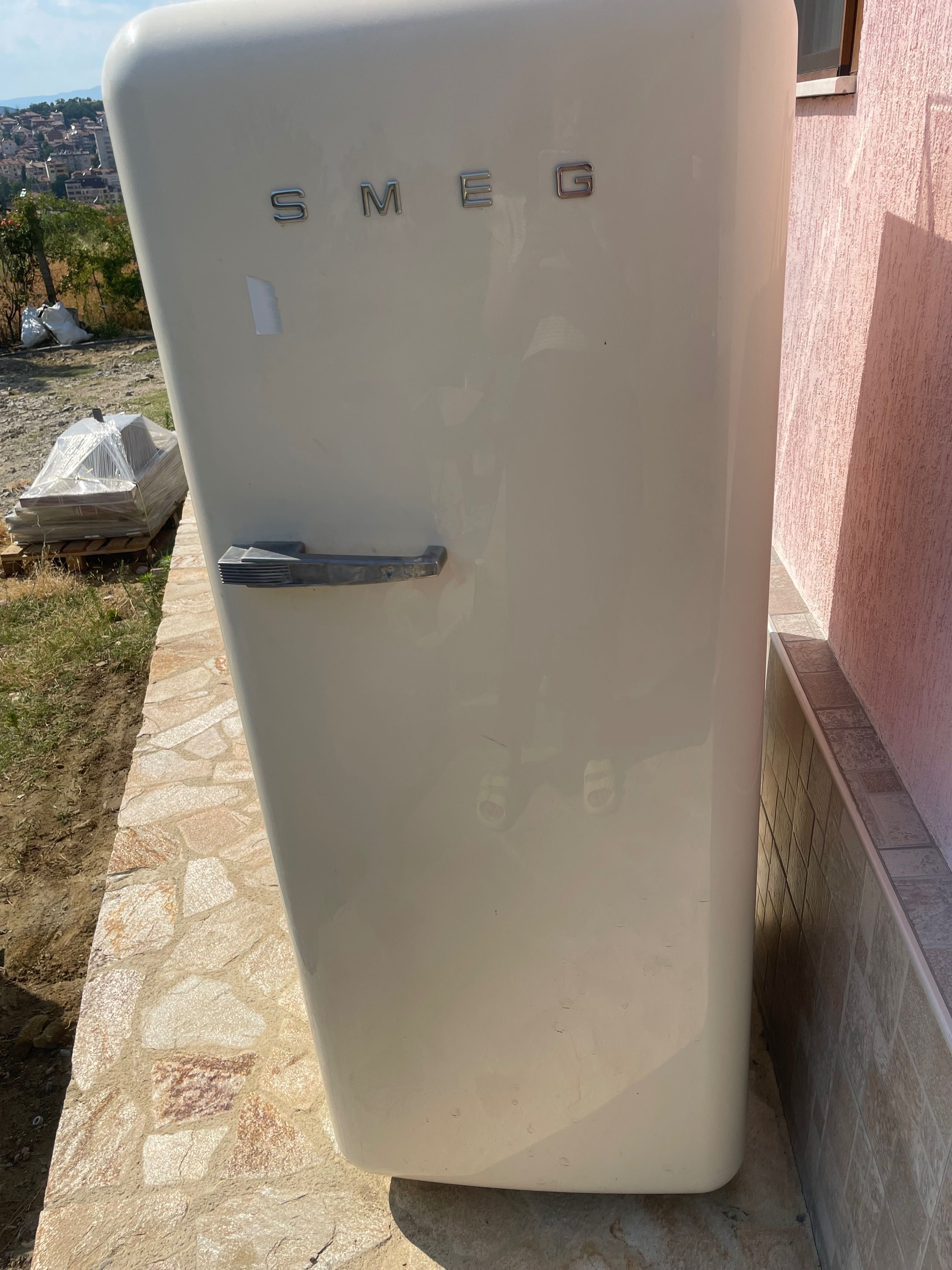 Хладилник SMEG - компресорът е работещ.