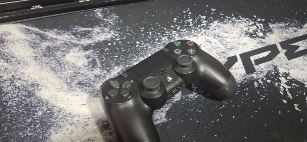 Качественный аналог контроллера DualShock 4 — в хорошем состоянии