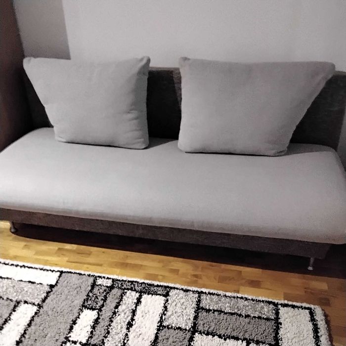 Продавам разтегателен диван в сив цвят.Производство на Руди ан.