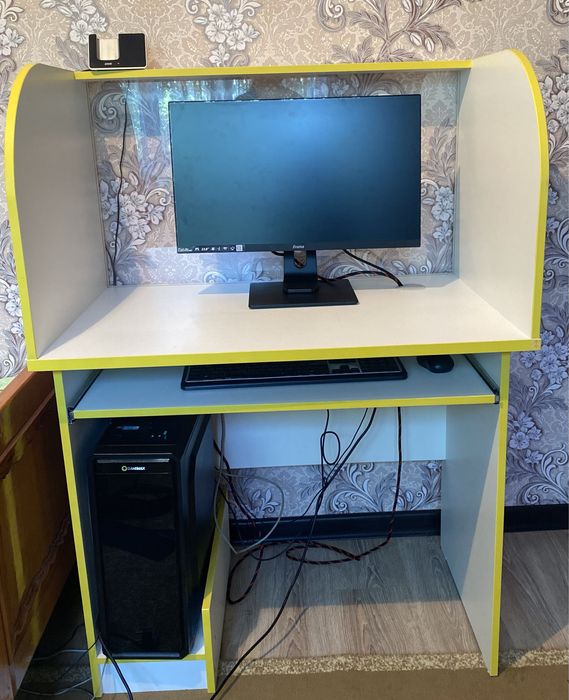 Продам компьютерный стол