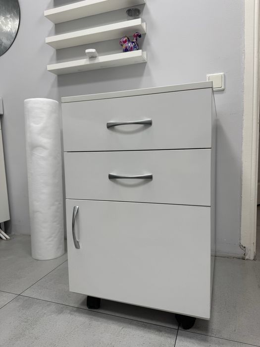 Белая Тумба на колесиках вместительная