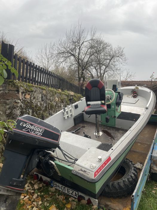 Barca pescuit cu motor