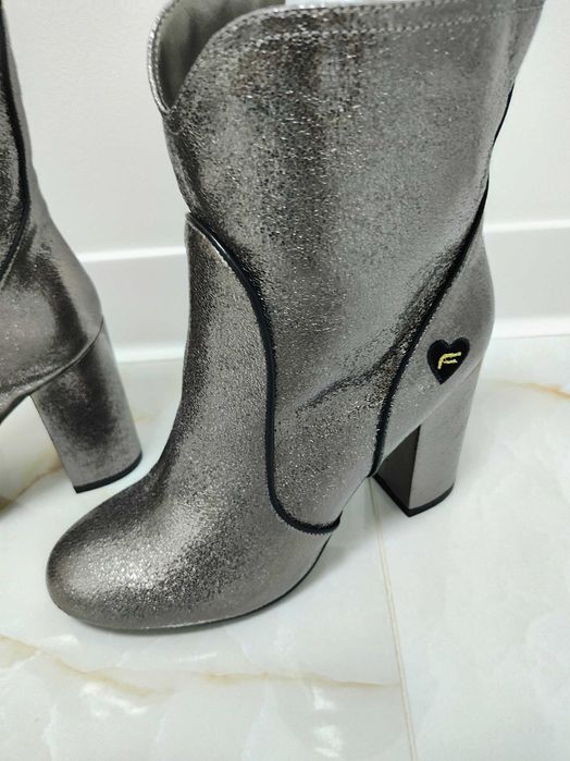 Блестящи сребристи боти