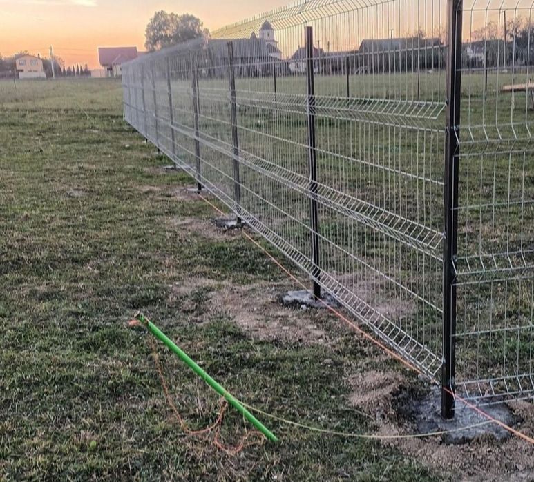 Facem garduri din plasă bordurată sau din șipcă metalică