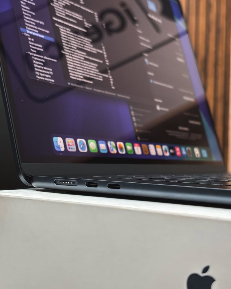 MacBook Air M3 15inch 8/256GB 100%
