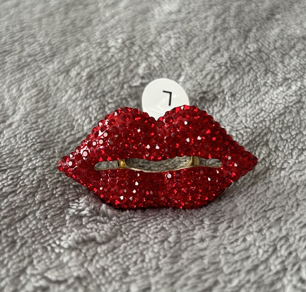 Пръстен устни - B&W Crystal Lips Ring - size L (UK)