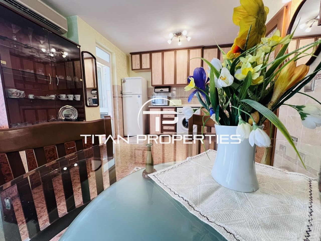 Дава се под наем Двустаен апартамент в Бургас, Център - 64 кв.м за 612 € - Снимка #3