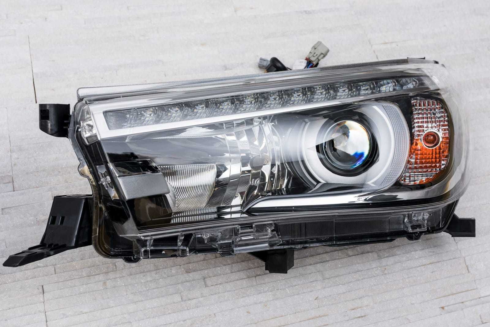 Комплект Фарове за Toyota Hilux DRL + LED 2015 - 19 год.