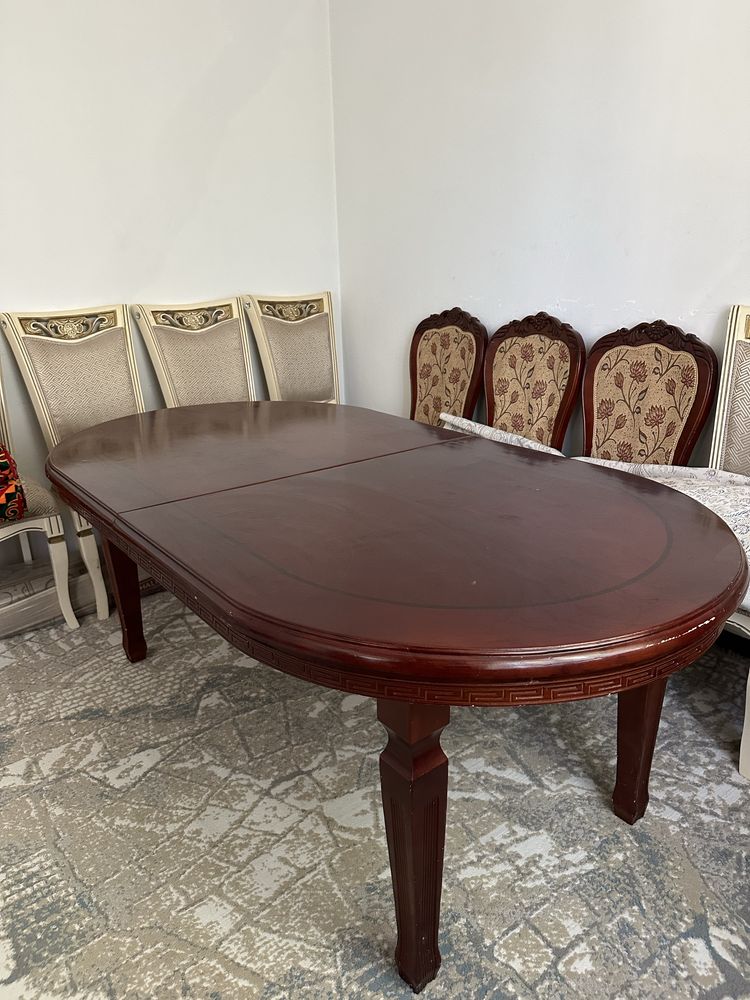 Стол стулья.