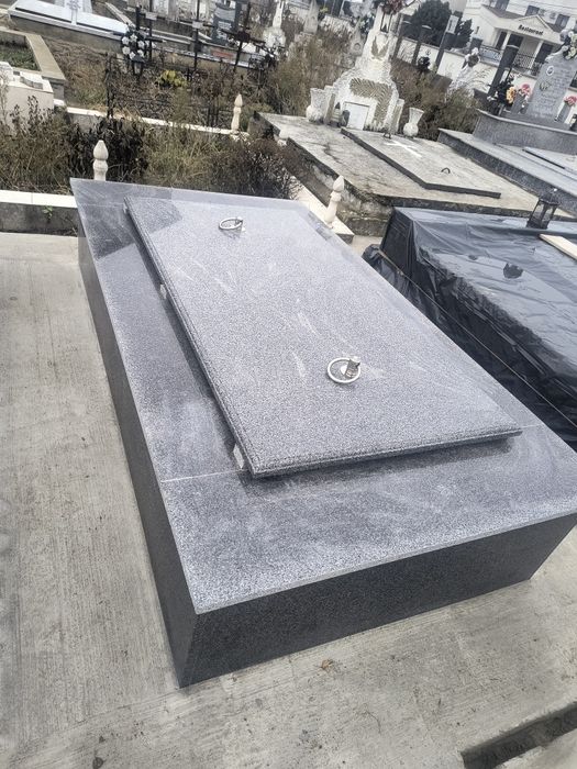 Vând cavou 2 locuri