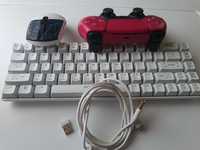 Tastatură albă, telecomanda de PS5 Vișine și maus lochitec X valorand