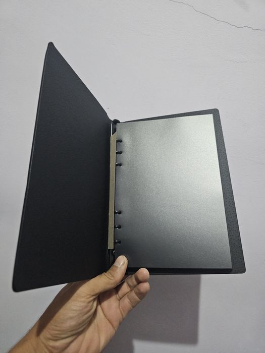 Qora daftar oq ruchkasi bilan. 80 varoq