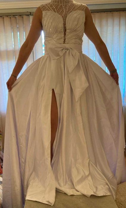 Нова булчинска рокля с детайли от перли и дантели