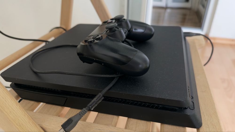 Play station 4.       3 manete
