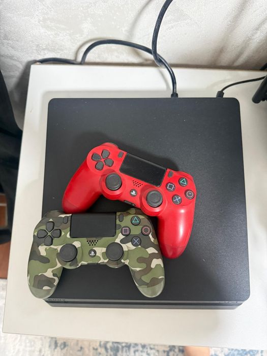 Срочно продам Ps4 в отличном состоянии с двумя геймпадами.