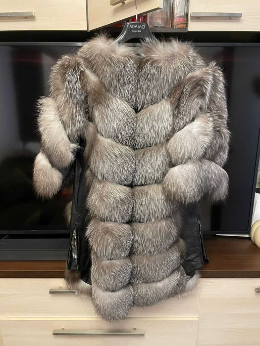 Vestă de blană de vulpe argintie cu inserții din piele neagră