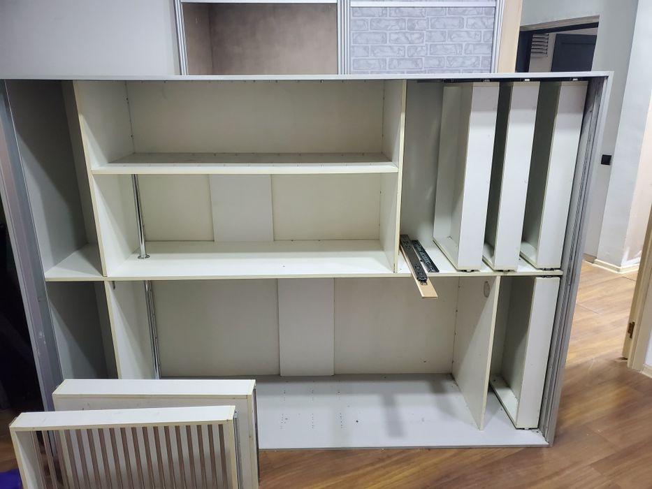 Шкаф купе с зеркалами, стол и шкафчик