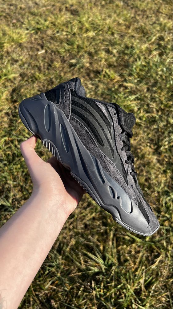 Adidas Yeezy Boost 700 V2 Vanta | marimea 40 1/3