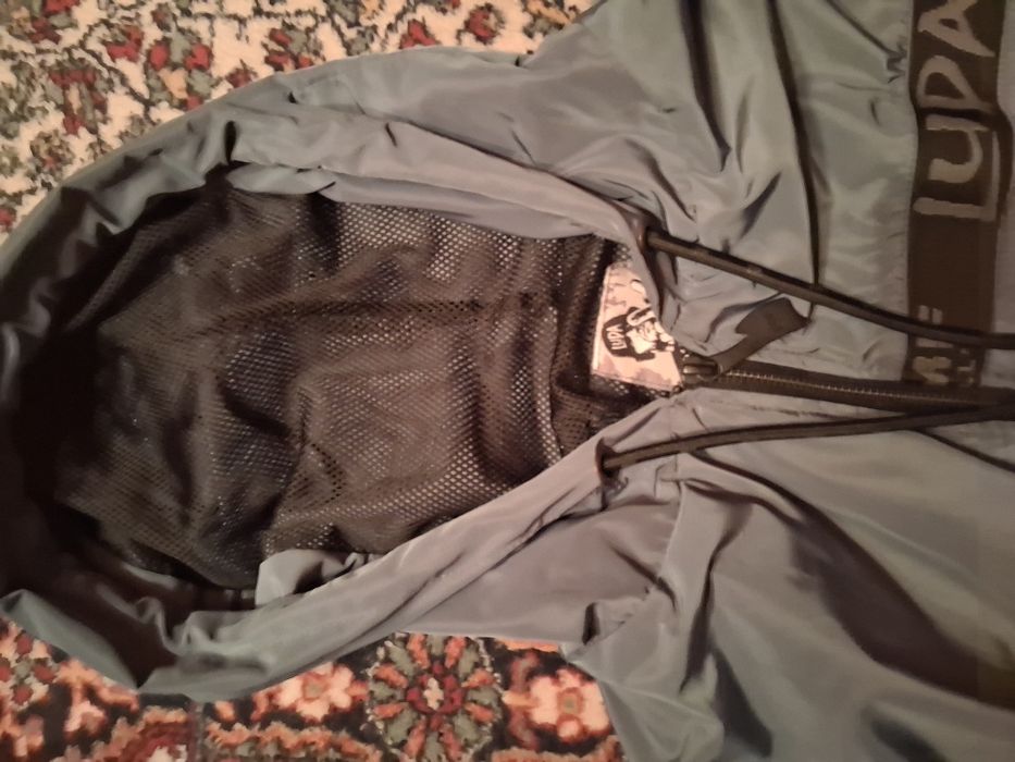 Продавам и бартя рядка ветровка на луда