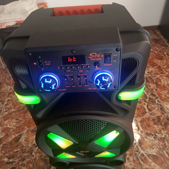 Vând boxa portabila are toate accesoriile