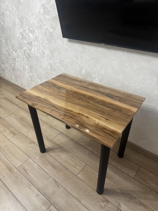 Стол кухонный.