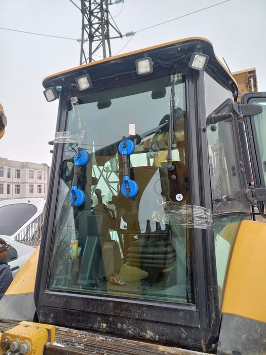 Стёкла заводские и запчасти на спецтехнику