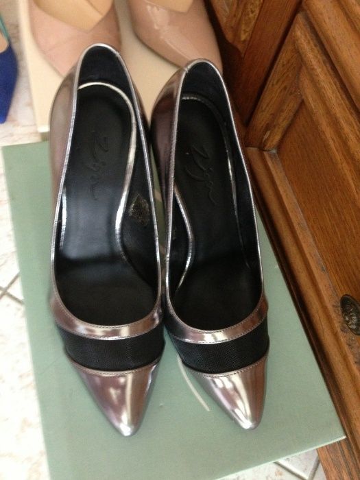 Сребристи обувки с висок ток и черна мрежеста част