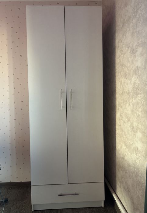 Шкаф белого цвета,в идеальном состояние