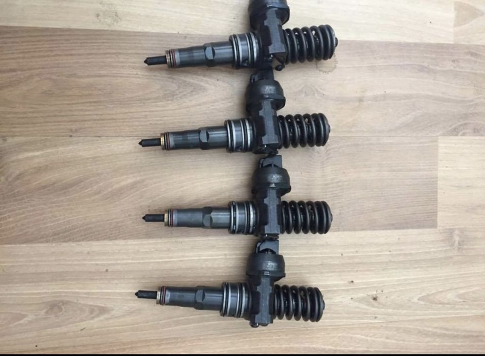 Injectoare Vw Transporter T5 1.9 TDI BRR pret 400 lei buc