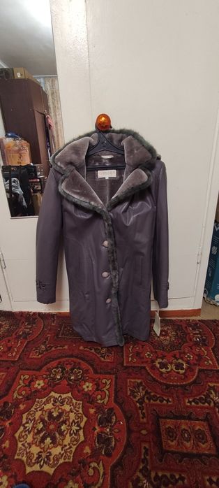 Продам верхнюю женскую куртку.
