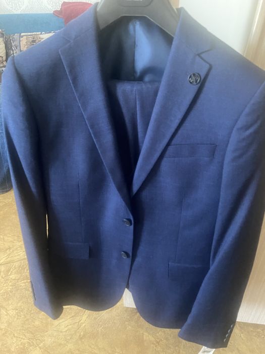 Костюм мужской тройка, новая сорок восьмой размер, карлеоне не ношенна