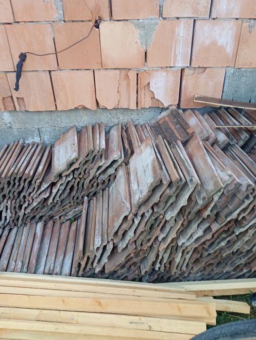 Țiglă de vânzare cu un cioc