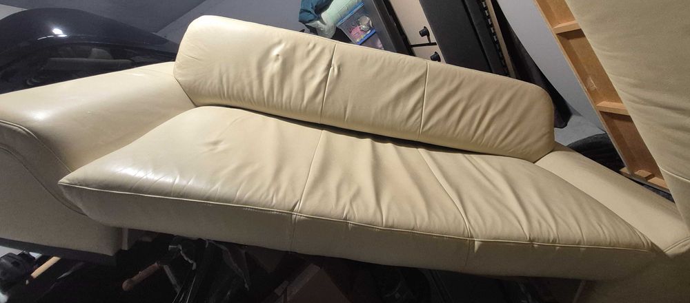 Canapea din piele naturala.