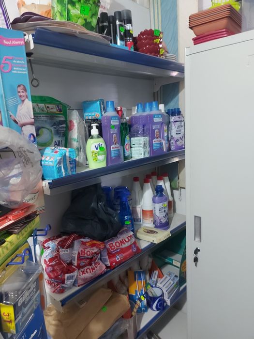 Vând rafturi comerciale