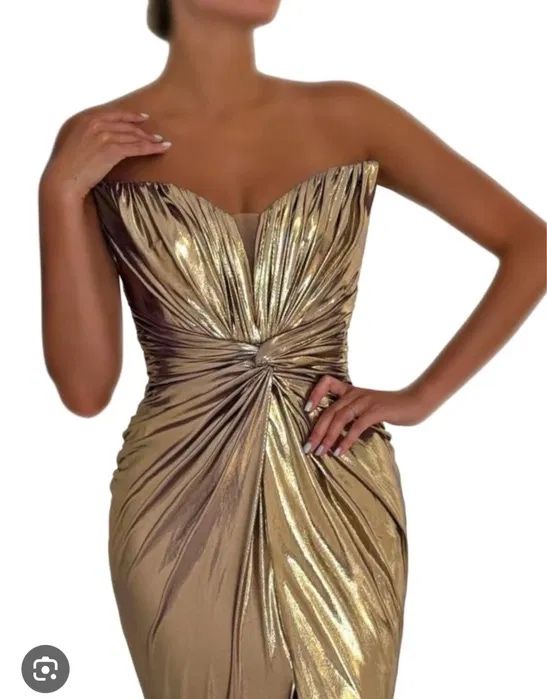 Елегантна златна рокля русалка