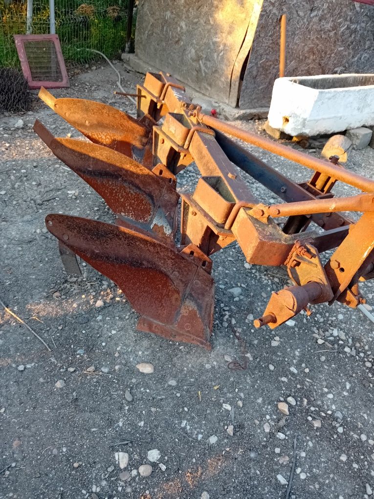 Vând tractor U650, plug disc și cultivator