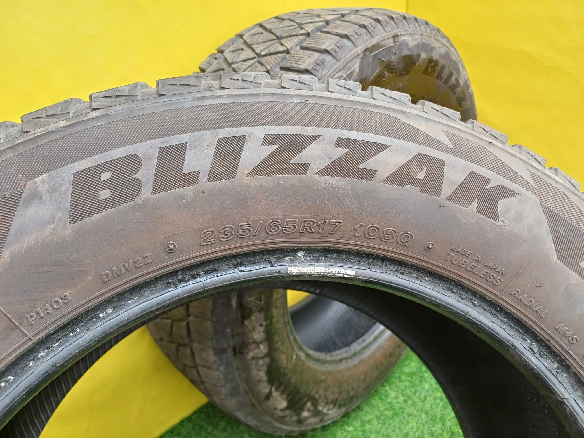 Шины 235/65 R17 Bridgestone пара.