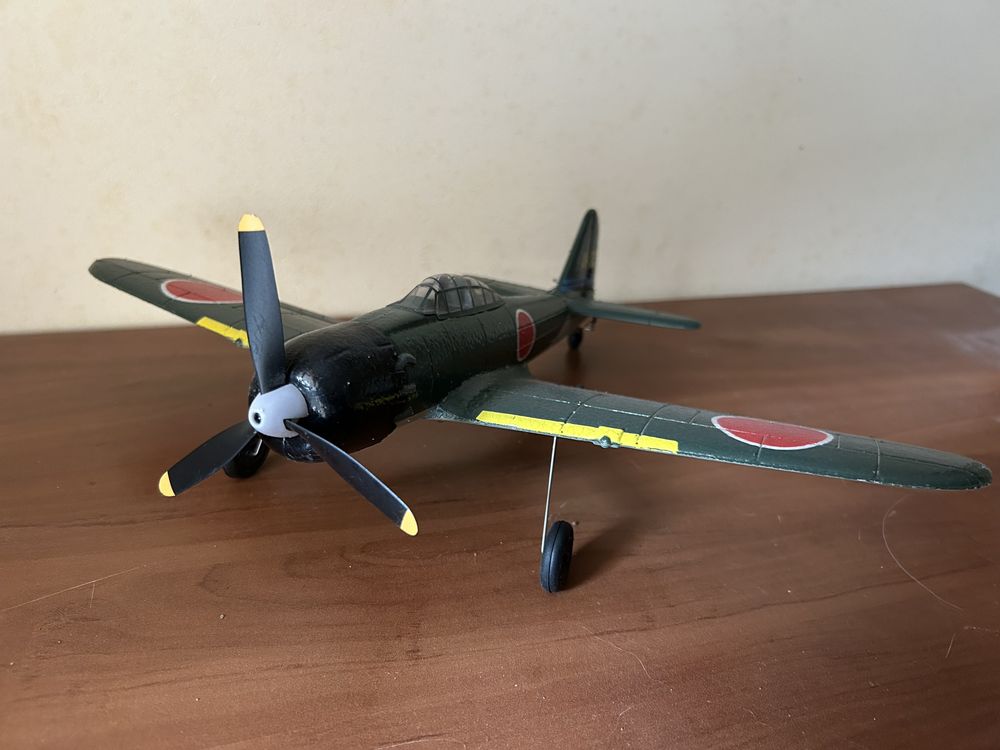 Радиоуправляем самолет Mitsubishi A6M Zero